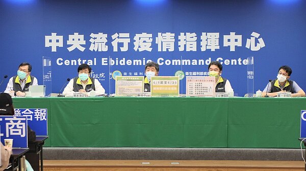 確診者居隔單補發功能今天上線,指揮中心舉行記者會說明。記者會出席名單由左到右指揮中心發言人莊人祥、指揮中心疫情監測組組長周志浩、指揮官陳時中、醫療應變組副組長王必勝、醫療應變組副組長羅一鈞。圖/指揮中心提供
