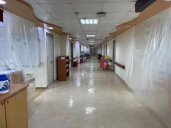 網友在Dcard發文指政府一直徵收醫院病房變成專責病房，卻無配套，「用個塑膠布把護理站跟病房隔離起來，這麼兩光」。圖／翻攝自Dcard
