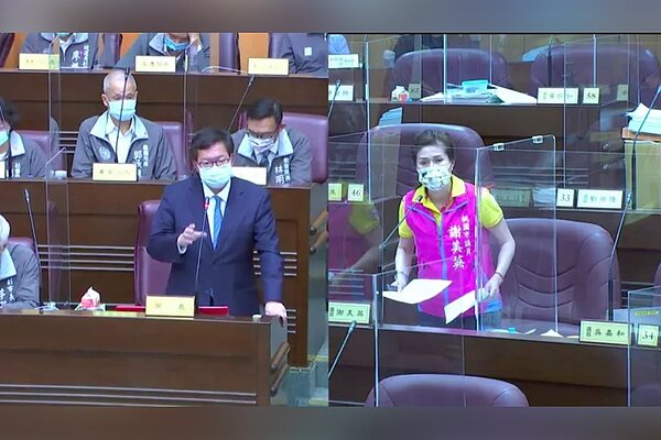 桃園市議員謝美英30日在市議會總質詢關心中壢地區積水,反應民眾笑說領航北路是「領航水路」、「雨天行車,就像開水上碰碰車」等語錄。圖/記者賴佩璇翻攝。