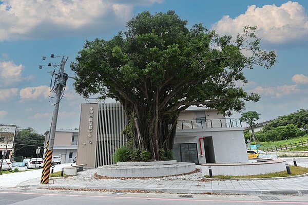 改建後的千甲市民活動中心為2棟2層樓的複合式照顧據點，提供社區活動、共餐、長照3大服務。圖／新竹市政府提供