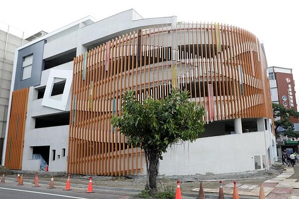 台南市西門健康立體停車場施工完竣,預計7月底正式啟用。圖/台南市政府提供