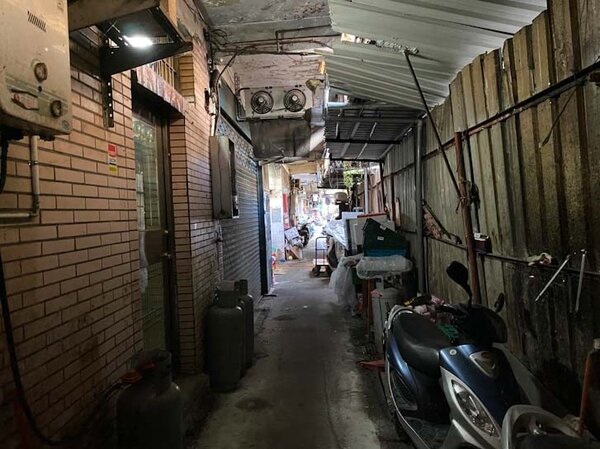 新店惠國市場走道狹窄髒亂堆滿雜物。圖／新北市城發局提供