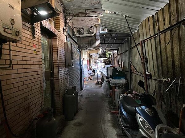新店惠國市場走道狹窄髒亂堆滿雜物。圖/新北市城發局提供