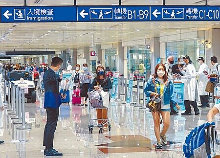 行政院長蘇貞昌昨日指出,邊境管制將往3+4規劃,王國材透露,觀光局已經準備好出入境相關鬆綁指引,就等疫情高原期過去,最快六月就有機會。圖為桃園機場入境旅客。(陳麒全攝)