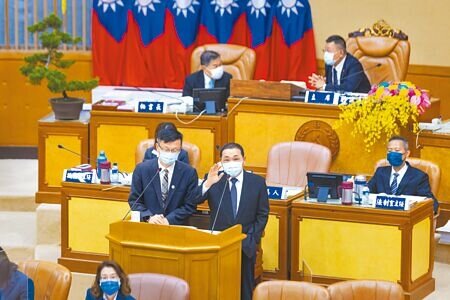 新北市長侯友宜（中右）表示，疫情逐步走緩，如能實體上課盡量鼓勵實體上課，將落後教育趕上，他責成教育局長張明文（中左）針對落後學生，規畫在暑假期間做好補救。（陳慰慈攝）