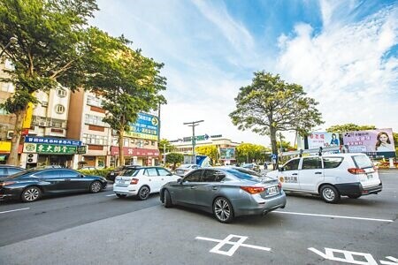 從縣政二路中油加油站出來的直行車輛，只能在右轉車道進光明六路，若直行馬上吃罰單。（羅浚濱攝）