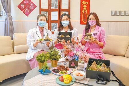 中醫大新竹附醫營養師黎姵吟(左自右)、鐘沛珊及執行長張宜真建議民眾挑選粽子食材,吃膳食纖維豐富的全穀低脂健康粽。(羅浚濱攝)