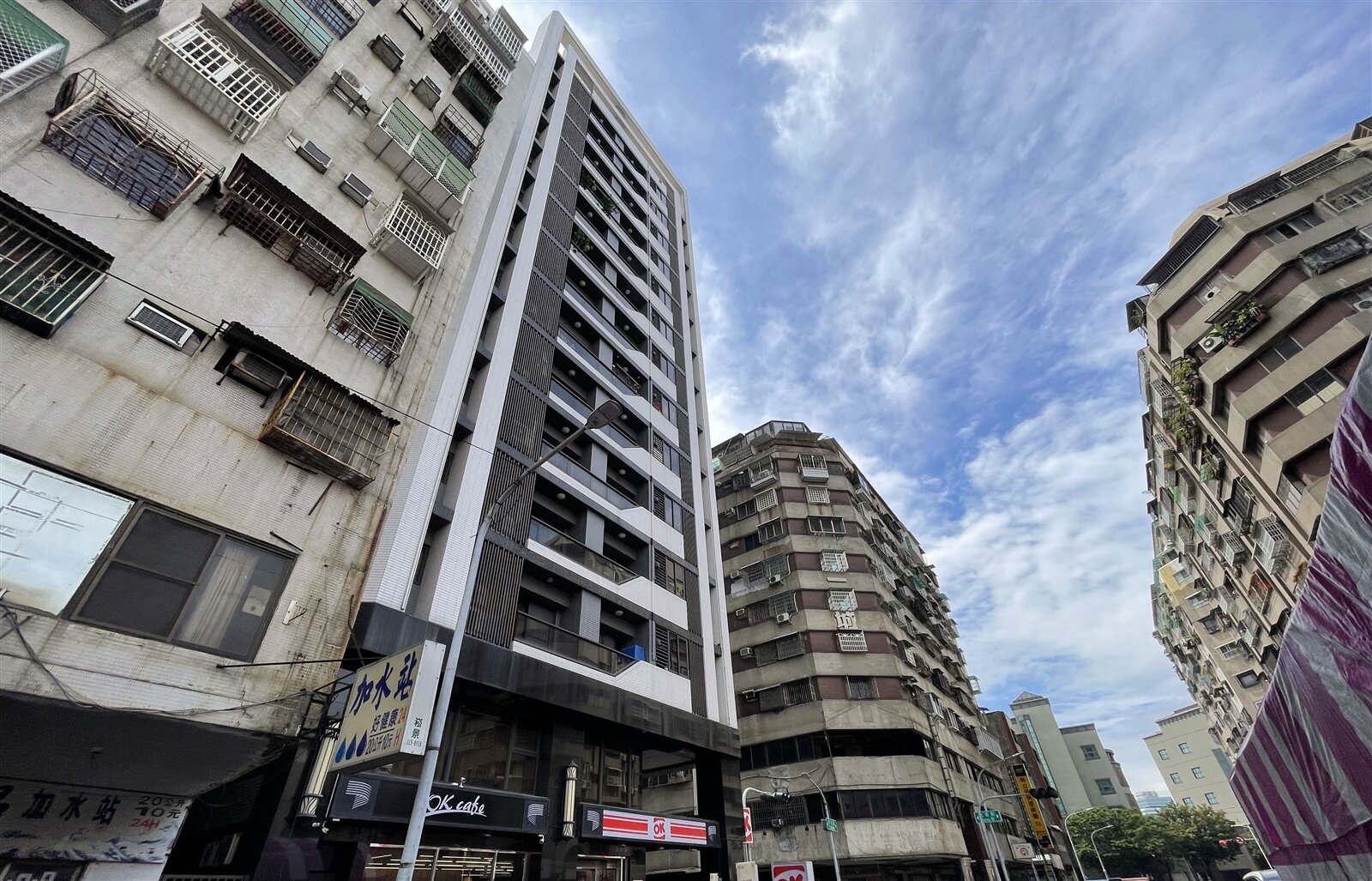 高雄市政府斥資近5千萬要為昔日城中城大樓周邊6棟老舊建物拉皮，被民眾質疑只做表面功夫。記者王昭月／攝影 