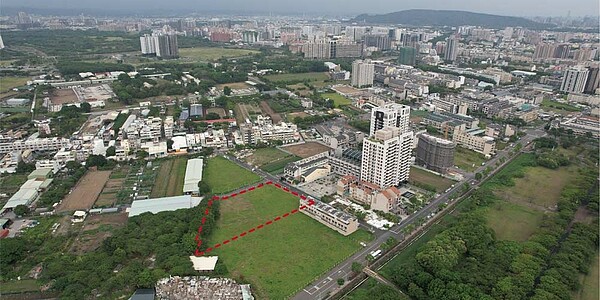 位於高雄大學特定區的1,800坪「住三」土地（紅色範圍），底價每坪49.19萬，總價約8.85億元，是此次土地最高底價。圖／高雄地政局提供