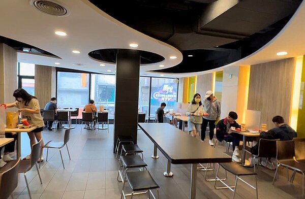 基隆「大麥」的二樓座位區(張哲生攝於2022年5月28日)