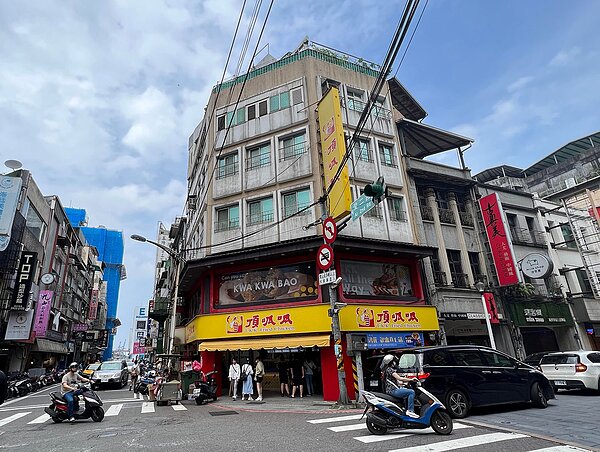 坐落在基隆市愛二路與仁三路口的「頂呱呱」基隆愛二店依舊是基隆廟口商圈屹立不搖的速食業者(張哲生攝於2022年5月28日)