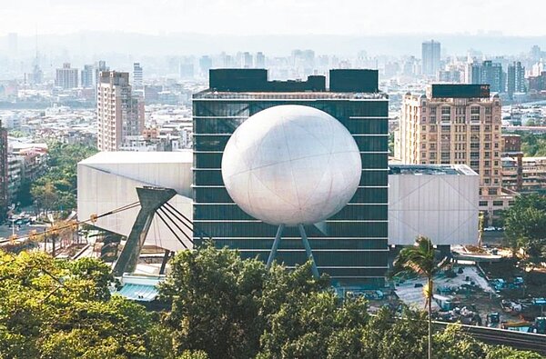 台北捷運劍潭站對面的台北表演藝術中心，3月起試營運，附近民眾批評震動、噪音擾鄰。圖／北藝提供