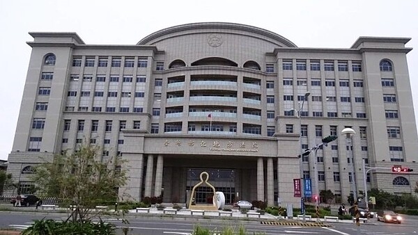 彰化縣劉姓男子今年一月突闖進彰化市一處民宅,搶走客廳裡的5歲小朋友手中的手機,嚇壞小朋友,彰化地方法院將他重判一年6月。圖/聯合報