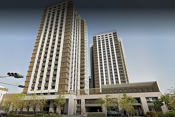 「耘非凡」現高價交易,今(2022)年2月交易的26樓頂樓戶,總價來到4150萬元,為台南市今年第一筆可被課徵豪宅稅的豪宅大樓交易。圖/google map