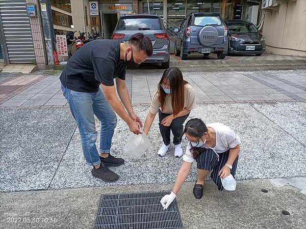 環保局持續推廣菸蒂不落地的觀念，邀民眾共同杜絕菸蒂污染環境。圖／新北市政府提供