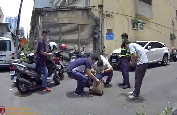 台中市施姓女房仲遭歹徒詐騙130萬元，23日欲再騙100萬元，警方現身逮捕李姓車手。圖／記者陳宏睿翻攝