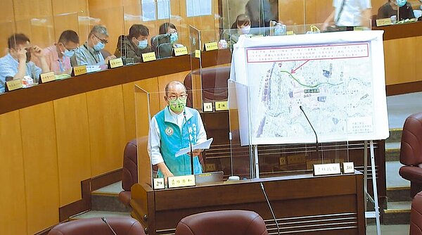 桃園市議員游吾和關心國2甲線工程「天空斷橋」的進度。圖/高公局提供