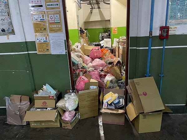 一名網友在臉書社團上抱怨,因為管委會遲未交付款項,導致社區垃圾間堆滿垃圾。圖/取自臉書社團《汐止集團》