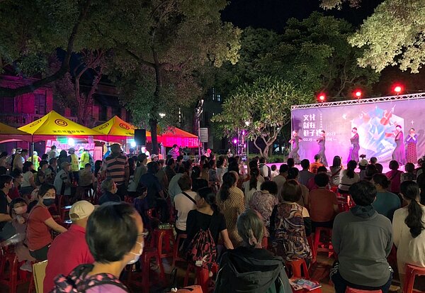 大同區大有里贈香粽結合藝文表演慶端午。圖/永慶房產集團提供