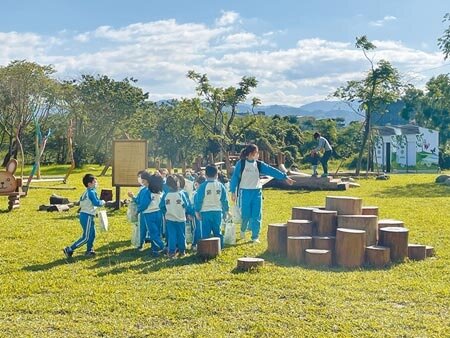新北市府將樹林河濱公園髒亂惡臭的山佳荷花池重整,並將漂流木加工再利用,製成藝術品、樹屋、攀爬遊具,打造漂流木體驗區,吸引親子同樂。(蔡雯如攝)