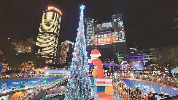 2021新北歡樂耶誕城從昨晚起正式點燈。記者江婉儀/攝影