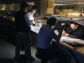 歡樂耶誕城點燈新北市府大樓突關燈　民眾摸黑洽公