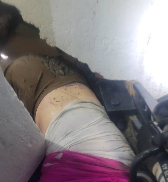 婦人被倒塌的牆壓成重傷,送醫後還未脫離險境。記者鄭國樑/翻攝