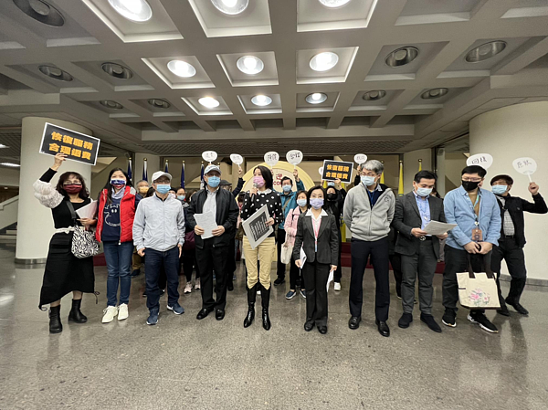 北市議員王鴻薇(前排中)表示,多名民眾陳情,指GoGym將會員權益大縮水,包括減少課程、設施不給會員使用等。圖/聯合報記者鍾維軒攝影