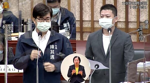 國民黨籍市議員曾俊傑(右)關心台積電預定地的整治進度,市長陳其邁回應目前進度超前2%。記者徐白櫻/翻攝