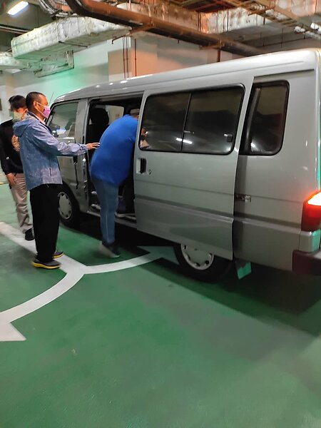 行政執行署台南分署將李姓負責人移送台南地院,下午法官裁定准予管收,並解送台南看守所附設管收所。記者邵心杰/翻攝