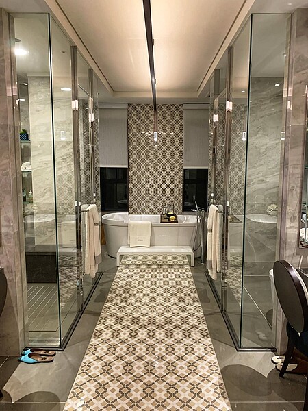 浴室。崴爺表示「我應該可以在裡面玩兩個小時吧」。圖/翻攝自我是崴爺臉書