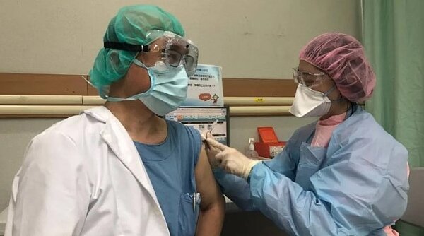 林口長庚今（4）日公布AZ混打高端研究初步結果，從分析中指出AZ混打高端的中和抗體濃度確實高於打2劑AZ，間隔4－6週接種效果最好。圖／院方提供