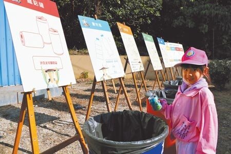 琉球迎王4日展開祈福遶境,水仙宮在上科迎王全程使用環保餐具,而這科雖因疫情改用一次性餐具,但做足垃圾分類還透過記錄為之後的改善、規畫做準備。(謝佳潾攝)