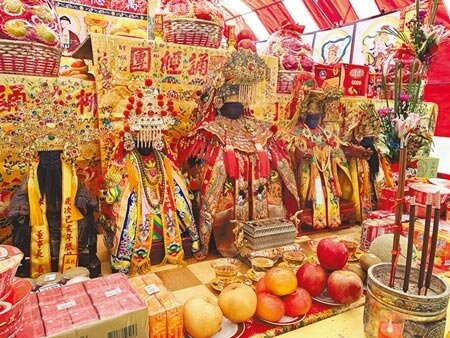 連接嘉義縣新港鄉溪北村與太保市田尾里的六興橋4日舉辦改建動工典禮,新港奉天宮大媽、北港朝天宮二媽與地主溪北六興宮三媽罕見同台坐鎮。(呂妍庭攝)