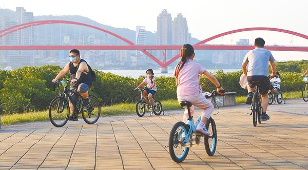 國內自行車風氣盛行，官方也鼓勵民眾以自行車旅遊或通勤。圖為民眾攜家帶眷騎乘自行車行經北市關渡碼頭。中時報系資料照