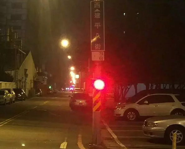 台南市安平區建平八街路口設置太陽能LED爆閃警示燈, 提醒民眾行經路口減速慢行。圖/記者黃宣翰翻攝