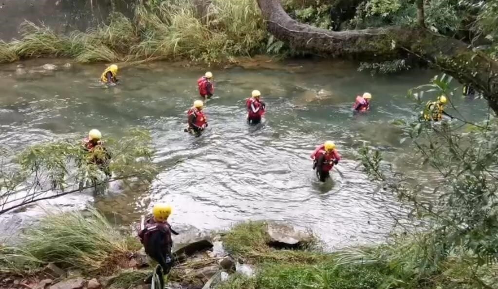 雙溪虎豹潭意外發生時，消防人員全力搜救。圖／新北市消防局提供