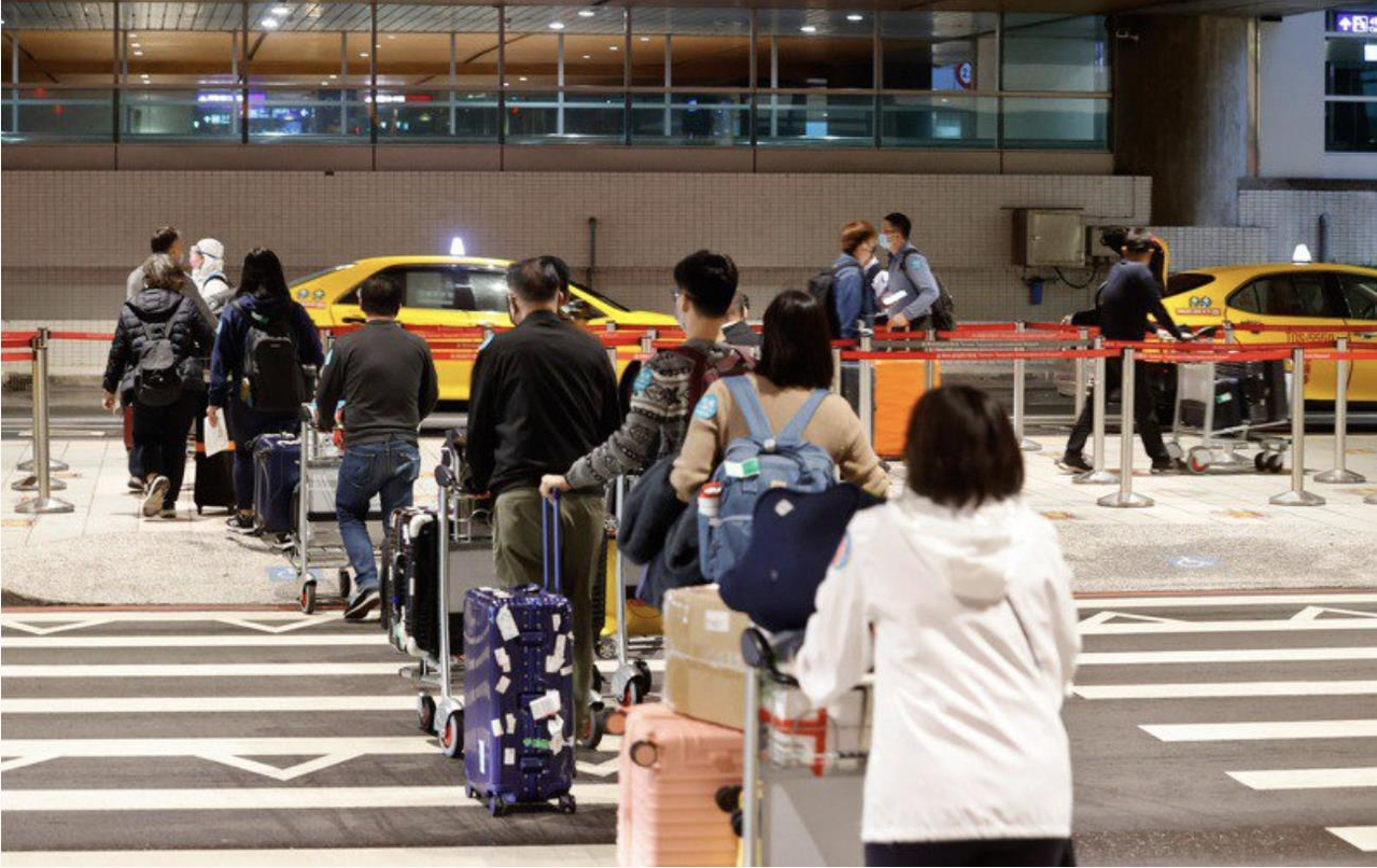 圖為為桃園機場旅客排隊等候搭乘防疫計程車。 聯合報系資料照