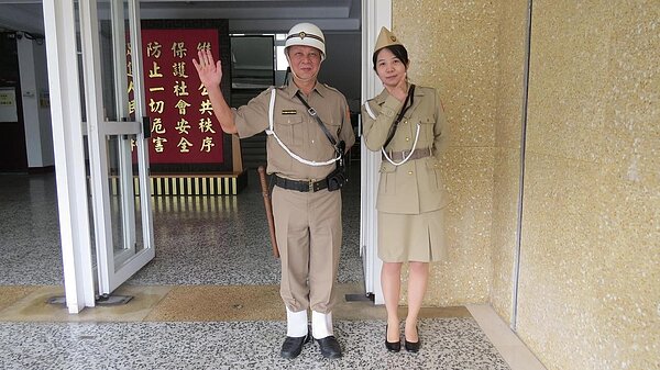 苗栗縣警察重建在即,縣警局翻出舊制服拍片,紀念縣警局見證的歷史。記者范榮達/攝影