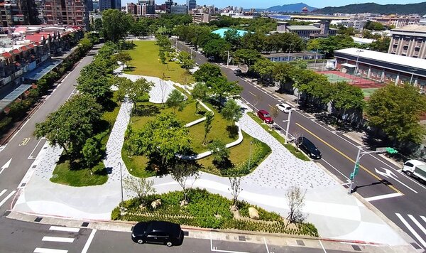 民生社區松榮公園坐擁大綠地。圖／北市府提供