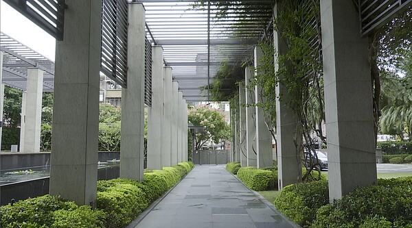 萬囍社區通往大門的花園長廊。圖/好房網News攝影王泓文