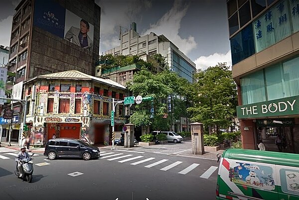 美體小舖搬離位於台北市博愛路上經營多年的店面,該店面房東以月租18萬招租29坪店面,傳已迎來新房客、正是於該址對面長年營運的知名鞋店「麥坎納」。圖/google map