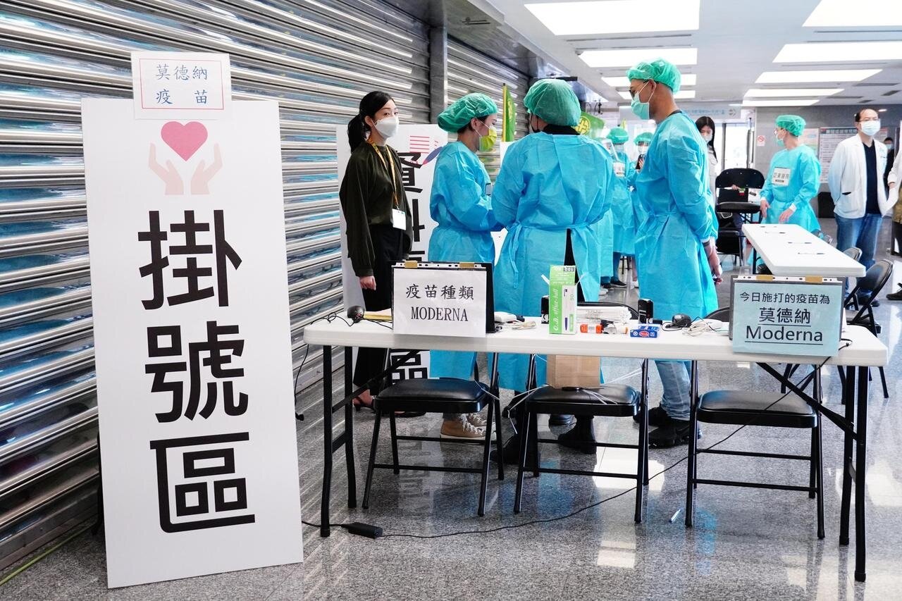 為鼓勵民眾接種新冠疫苗,新北市府於市府內設置接種站。記者劉懿萱/攝影