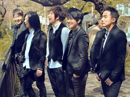 今年上班族最期待的尾牙表演「歌星、明星」,在可複選狀況下,前五名分別是:「五月天」(35.2%)、「蔡依林」(34.3%)、「伍佰」(27.2%),以及「蕭敬騰」(26.2%)、「林俊傑」(24.9%)。其中「五月天」在尾牙藝人表演組的調查,更是獲得了「九連霸」!圖/翻攝自五月天臉書