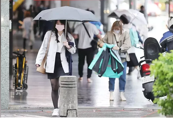 中央氣象局表示,周二、周三又有另一波東北季風增強,北部高溫剩下20度。圖/聯合報資料照片