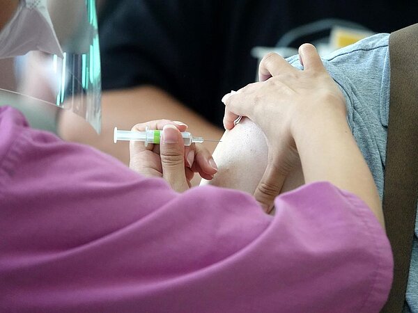 謊稱晃卡遺失狂接種，北市夫妻4個月接種8劑疫苗。示意圖，非新聞當事人。聯合報資料照