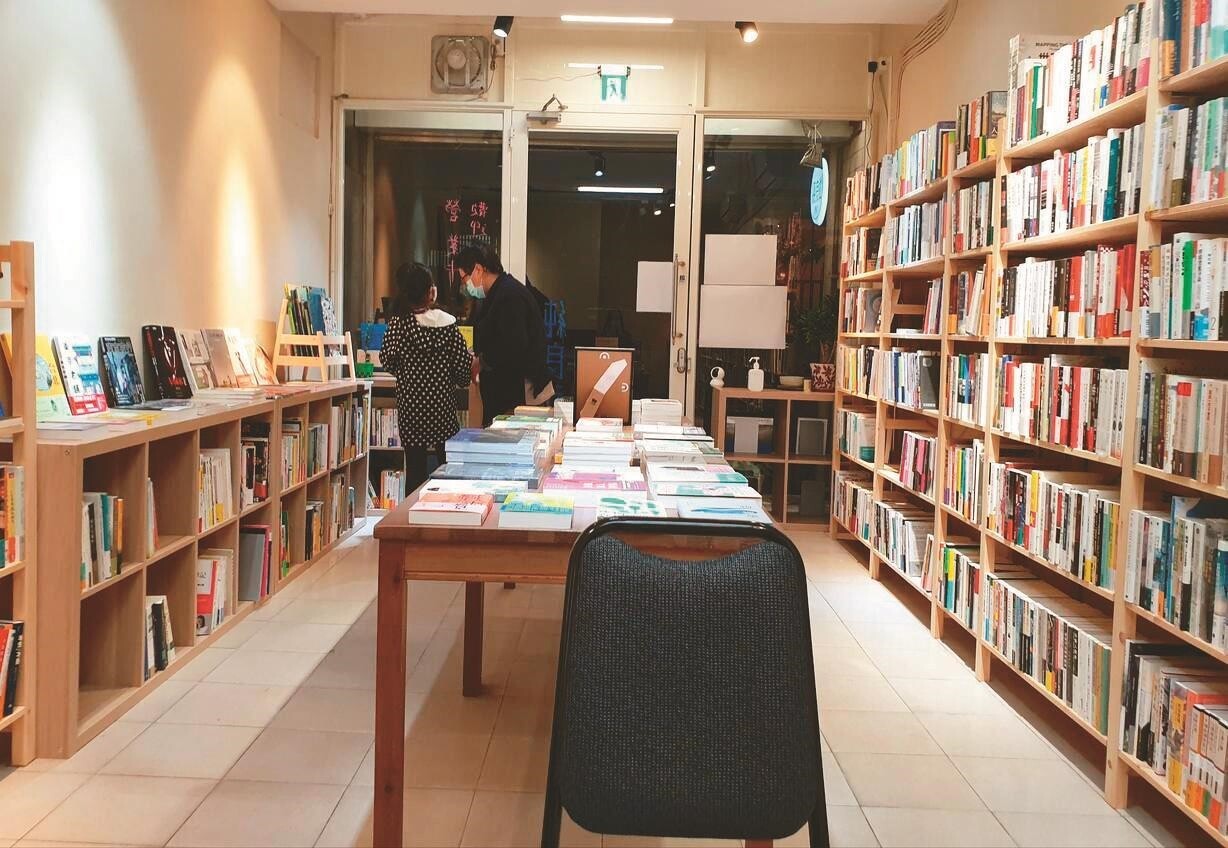 社區書店走小而美路線，書店老闆與社區居民的互動是重點。圖為純良社書店。記者陳宛茜／攝影 