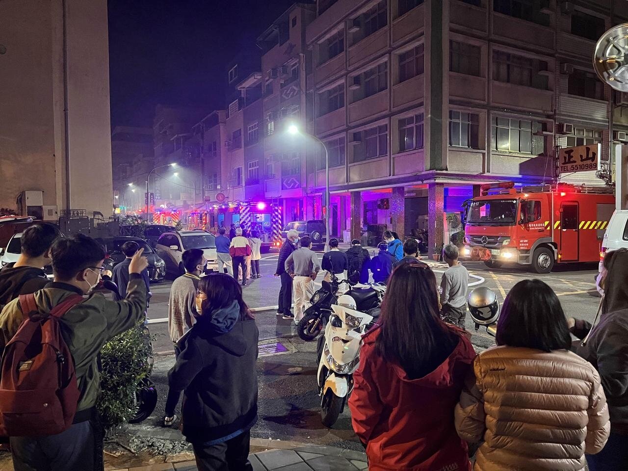 鹽埕區必信街一棟平房今晚失火,小巷密佈濃煙,住戶逃至空曠處躲避濃煙。記者張議晨/攝影