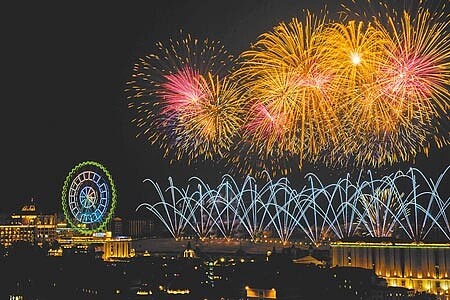 義大世界2022跨年煙火秀,將於義大世界大草坪施放888秒大型藝術煙火。圖∕本報資料照片