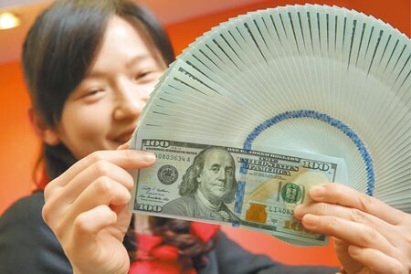 這陣子美元對新台幣匯率來到低點,不少美元定存族開始逢低搶進,銀行更看準這波熱潮,接力推出美元活定存加碼方案。(本報資料照片)